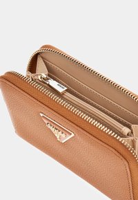 Portafoglio marrone con texture, zip dorata e logo in evidenza. L'interno presenta una tasca con zip separata e diversi slot per carte.