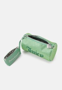 Petite pochette cylindrique verte Juicy Couture ornée de strass, avec une mini pochette attachée, toutes deux partiellement ouvertes laissant apparaître la doublure intérieure.