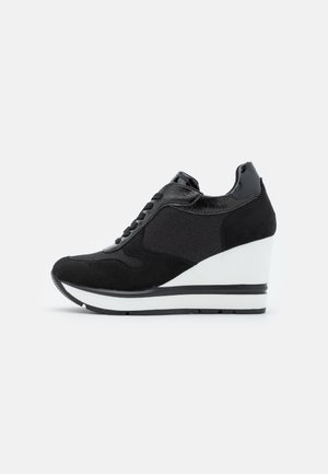 Trainers - black