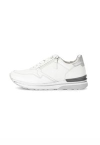 Witte sneaker met een glad leren bovenwerk, vetersluiting, zilveren accenten op de hak, contrasterende rubberen zool en gestikte details.