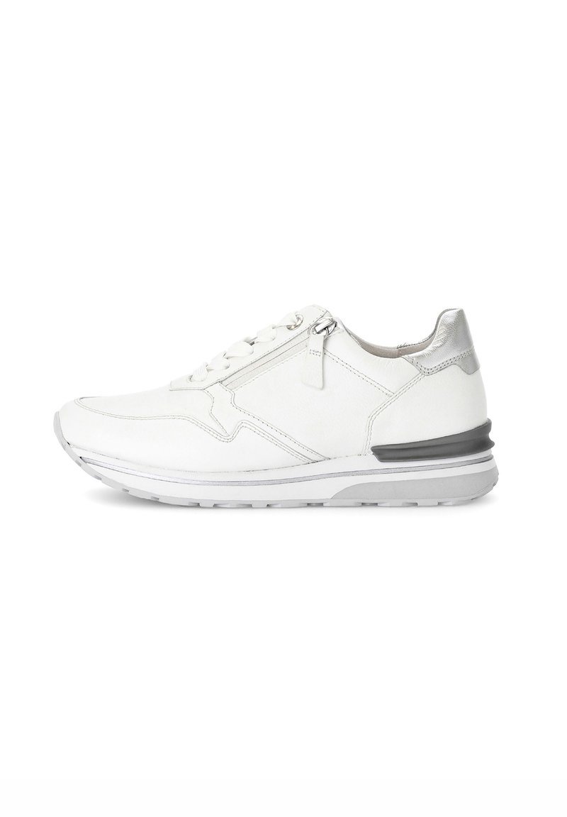 Witte sneaker met een glad leren bovenwerk, vetersluiting, zilveren accenten op de hak, contrasterende rubberen zool en gestikte details.