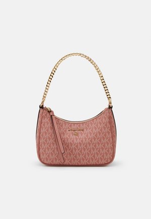 Sac à épaule rose Michael Kors avec poignée en chaîne dorée, motif logo MK embossé et tirette de fermeture éclair frontale sur fond uni.