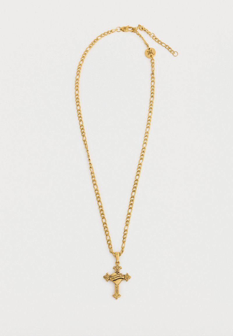 Χρυσό κολιέ με αλυσίδα και λεπτομερές σταυρό κρεμαστό κόσμημα χαραγμένο με τη λέξη «Λος Άντζελες» σε λευκό φόντο.