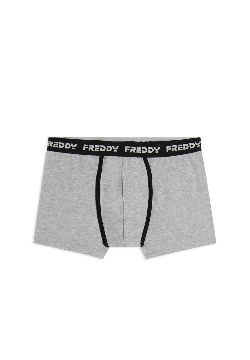 Calzoncillos bóxer de algodón gris con una cinturilla elástica negra que presenta el nombre de la marca "FREDDY" en letras blancas. Diseño estándar de calzoncillo con abertura de bragueta.