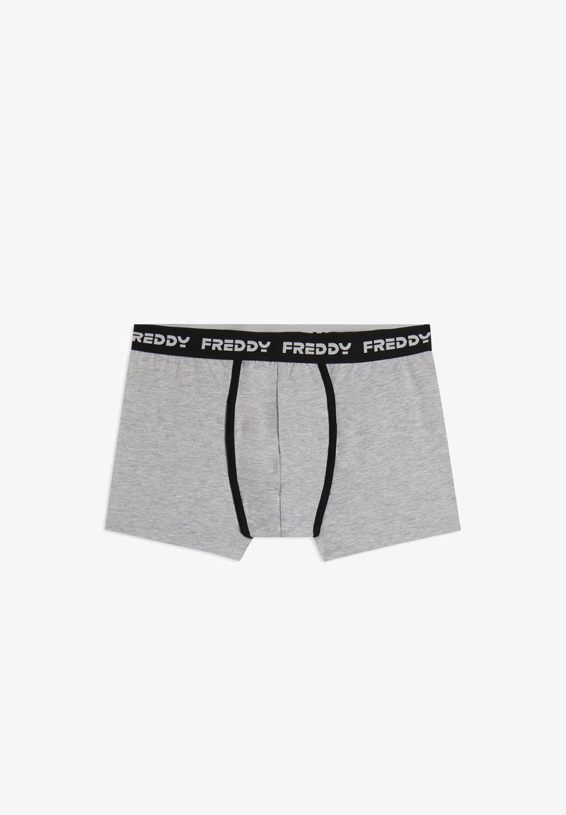 Calzoncillos bóxer de algodón gris con una cinturilla elástica negra que presenta el nombre de la marca "FREDDY" en letras blancas. Diseño estándar de calzoncillo con abertura de bragueta.