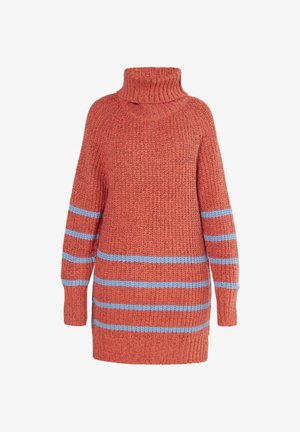 Nertas koralinis megztinis su mėlynais horizontaliais dryžiais. Sukurtas su aukštu apykaklės apvaduku ir nukritusiais pečiais. Tekstūruotas, jaukus ir laisvas siluetas.