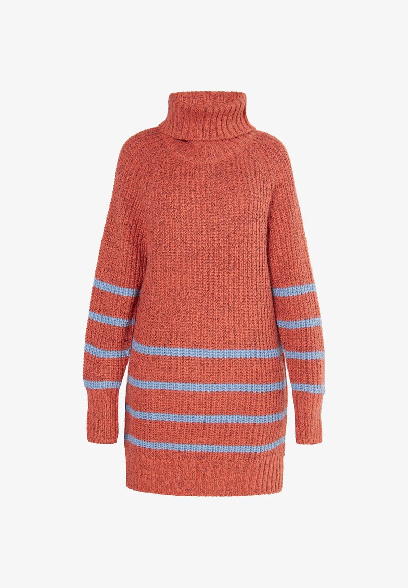 Maglione lavorato a maglia in corallo con strisce orizzontali blu. Presenta un colletto alto a dolcevita e spalle scese. Texture, caldo e vestibilità rilassata.