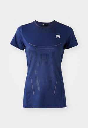 T-shirt de sport bleu marine en tissu lisse, avec des éléments de design perforés et un logo sur la poitrine. Manches courtes et col rond.