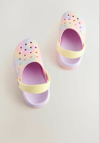 Barvite klompe s tie-dye vzorom v pastelnih odtenkih, ki imajo zračne luknje in rumen pas za dodatno oporo.