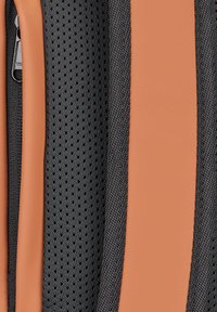 Rucsac negru și portocaliu, cu panouri din plasă, suprafețe texturate și un design elegant cu componente de fermoar vizibile.