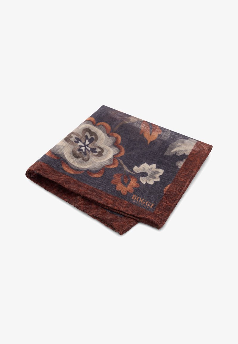 Pochette pliée bleu foncé et marron à motif floral avec des designs de fleurs beige et orange et la marque "BOGGI" sur fond blanc.