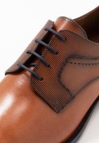 Lloyd GILBERT - Business-Schnürer - cioccolato/ocean
