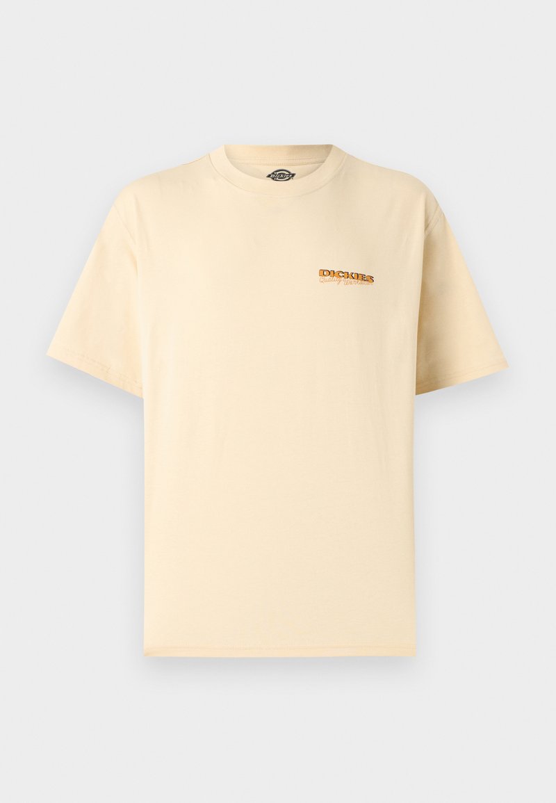 Beige Dickies T-Shirt mit kurzen Ärmeln, kleinem orange-schwarzem Logo auf der linken Brust, Rundhalsausschnitt, schlichtes Design.