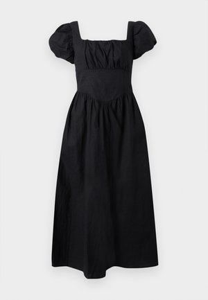 Rochie midi neagră cu mâneci scurte bufante, decolteu pătrat, talie mulată și fustă adunată pe un fundal simplu, deschis la culoare.