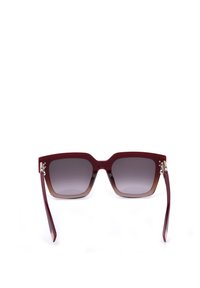 Lunettes de soleil de forme carrée avec des verres dégradés foncés et une monture marron brillante, vues de face sur un fond blanc.
