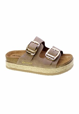Singolo sandalo color cuoio con due fibbie dorate regolabili e una suola platform spessa con texture a corda del marchio Superga.