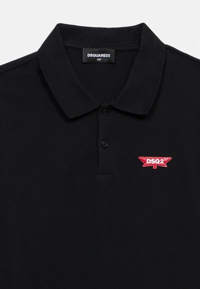 Μαύρο πόλο μπλουζάκι DSQUARED2 με δύο κουμπιά και κόκκινο λογότυπο DSQ2 στο αριστερό στήθος, με ετικέτα μεγέθους 14Y μέσα στο γιακά.
