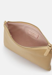 Coccinelle BEST CROSSBODY - Sac bandoulière - fresh beige