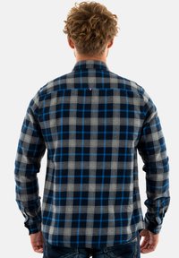Langarm flanellen overhemd met een marineblauw, grijs en blauw ruitenpatroon, met een rechte snit en een klein logo-detail op de bovenrug.