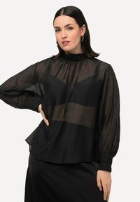Zwarte transparante blouse met lange pofmouwen, een hoge hals en elastische manchetten. Kenmerkt zich door horizontale strepen en gelaagd textiel.