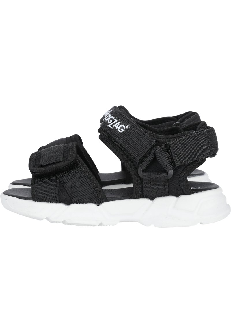 Sorte stofsandaler med justerbare remme, en hvid gummisål og velcro-lukninger. Har en polstret fodseng for komfort.