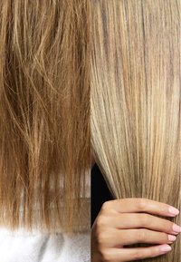 Porównanie włosów: po lewej stronie widoczne są suche, puszące się, jasnobrązowe włosy; po prawej stronie gładkie, proste włosy w odcieniu blond z pasemkami, trzymane w ręku.