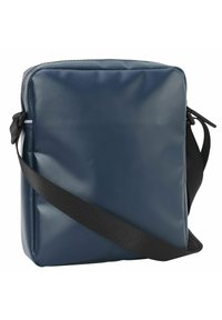 Borsa a tracolla quadrata blu navy realizzata in materiale sintetico texture, dotata di una tracolla nera regolabile e chiusura con zip superiore.