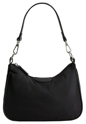 Bolso de hombro negro con correa desmontable, cierres plateados y cierre superior de cremallera, con un diseño liso y minimalista.