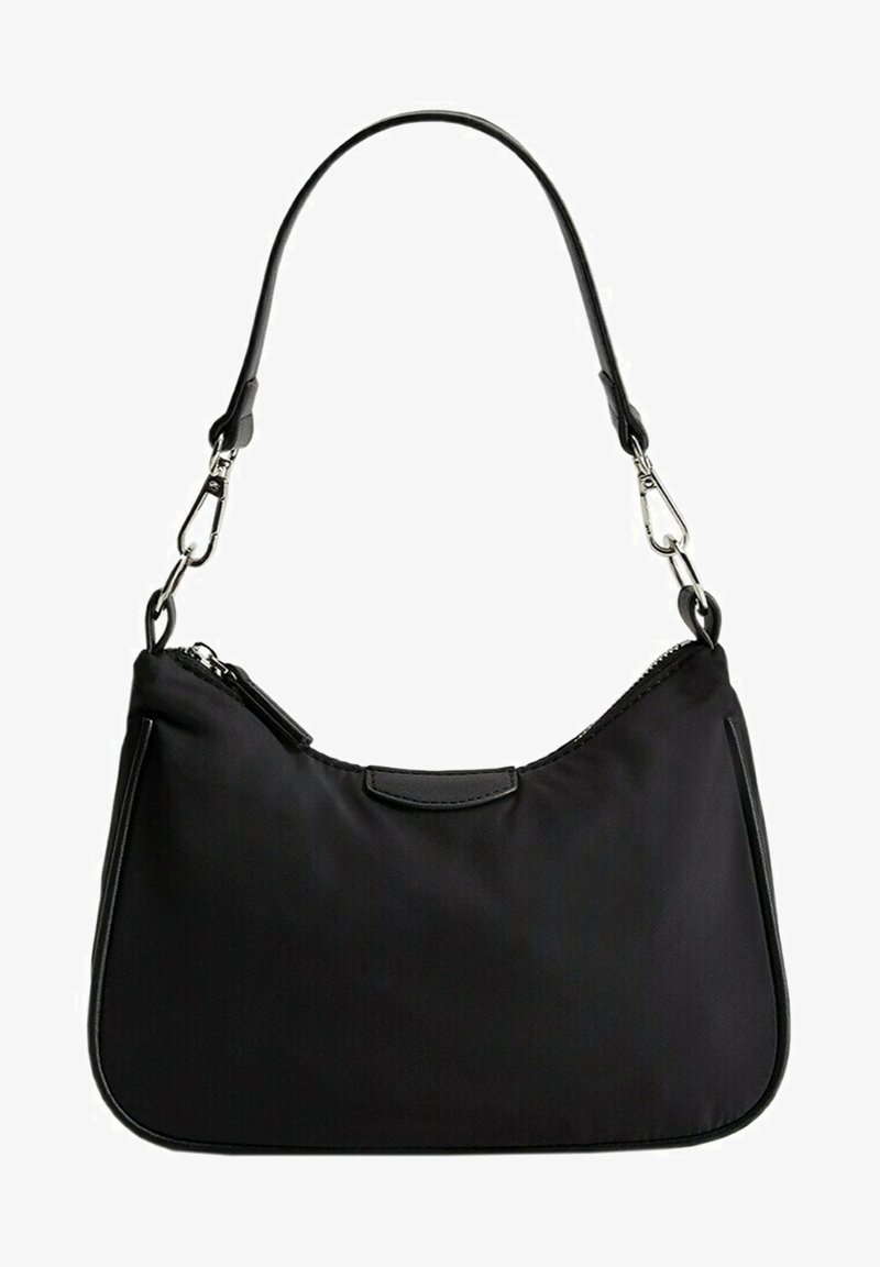 Sac d'épaule noir avec bandoulière amovible, fermoirs argentés et fermeture à glissière supérieure, présentant un design lisse et minimaliste.