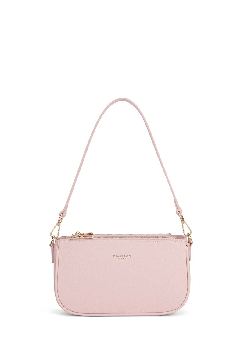 Borsa a tracolla finta pelle rosa con chiusura a zip, sottile tracolla e hardware dorato, caratterizzata da una superficie liscia e una forma arrotondata.