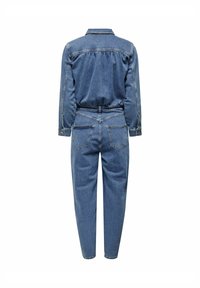 Vue arrière d'une combinaison en denim bleu à manches longues, poignets boutonnés, col, taille élastique, et deux poches arrière sur un pantalon à jambes fuselées.
