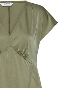 Haut en satin vert olive avec col en V, manches courtes et couture froncée sous la poitrine de la marque b.young.