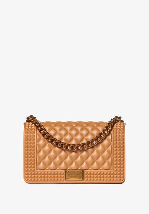 Sac à main en simili cuir caramel matelassé avec une chaîne dorée, des accents de clous en pyramide et une plaque décorative à l'avant.