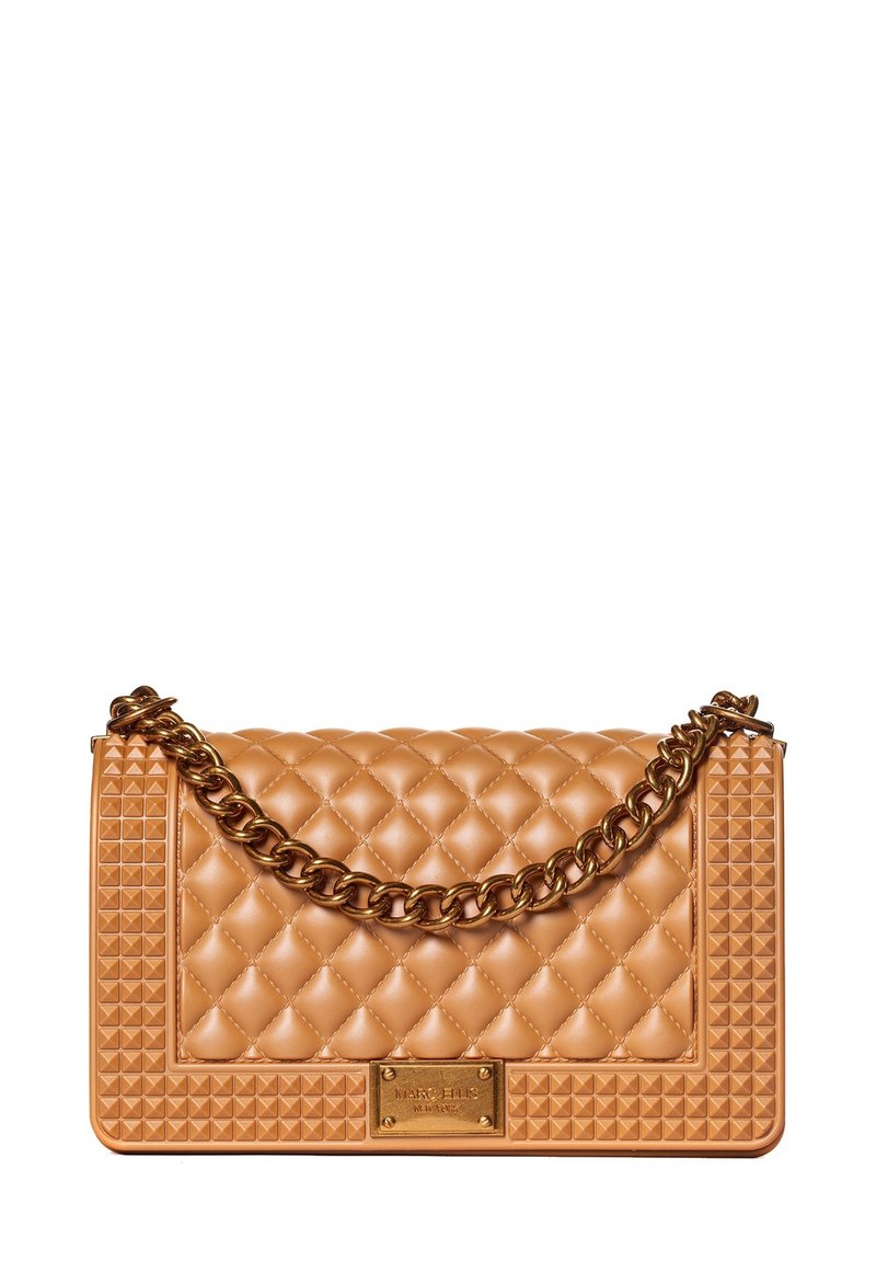 Borsa a tracolla in finta pelle color caramello trapuntata con tracolla a catena in tonalità oro, dettagli con borchie a piramide e una placca decorativa sul davanti.