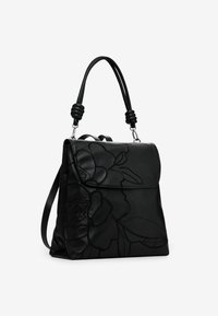 Musta nahkainen olkalaukku, jossa on kohokuvioitu kukkakuvio, jämäkkä muoto, yläkannen suljenta ja punottuja kahvakiinnityksiä. Säädettävä olkahihna.