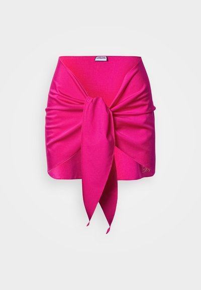 Rózsaszín szatén miniszoknya, elöl masnira megkötve, redőzött kialakítással és varrás nélküli befejezéssel. Puha tapintású, fényes felülettel.