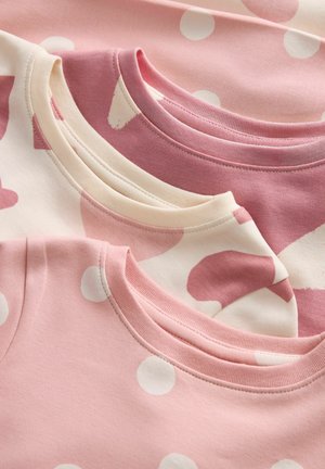 Drei T-Shirts in verschiedenen Rosatönen: eines einfarbig mit weißen Punkten, eines einfarbig in hellem Rosa und eines mit einem zarten Muster. Rundhalsausschnitt, weicher Stoff.