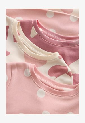 Tre magliette in diverse tonalità di rosa: una tinta unita con pois bianchi, una tinta unita rosa chiaro e una con un motivo leggero. Collo rotondo, tessuto morbido.
