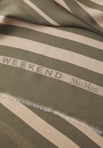Bufanda a rayas en verde oliva y beige. Presenta esquinas con flecos, con el texto "WEEKEND" y "MaxMara" tejido en el diseño.
