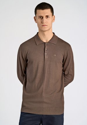 Polo shirt marrone a maniche lunghe con colletto, dotato di tre bottoni e orlo a coste. Logo sottile ricamato sul petto.