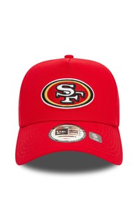 Sarkans regulējams beisbola cepures, kurai ir izšūts Sanfrancisko 49ers logo baltā un dzeltenā krāsā apļa fona ietvaros.