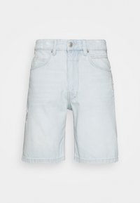 Shorts en denim bleu clair avec une coupe décontractée, présentant des détails déchirés sur la jambe gauche et un design traditionnel à cinq poches.