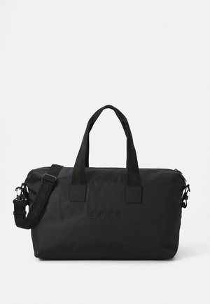 Sac de sport en nylon noir avec deux poignées supérieures et une bandoulière amovible. Doté d'un logo en relief et d'une texture lisse avec fermeture zippée.