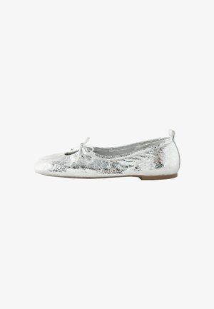 Chaussure ballerine plate métallique argentée avec un nœud sur le dessus et une petite languette à l'arrière, montrée de profil sur un fond blanc.