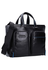 Borsa in pelle nera con tasche anteriori con zip doppie, dettagli blu, manici robusti e tracolla regolabile. Design elegante per la praticità.