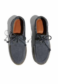 Marineblaue Wildlederbootsschuhe mit runder Zehenpartie, Lederfutter, gestickten Details und Schnürverschluss. Gummisohle mit geflochtenem Rand.