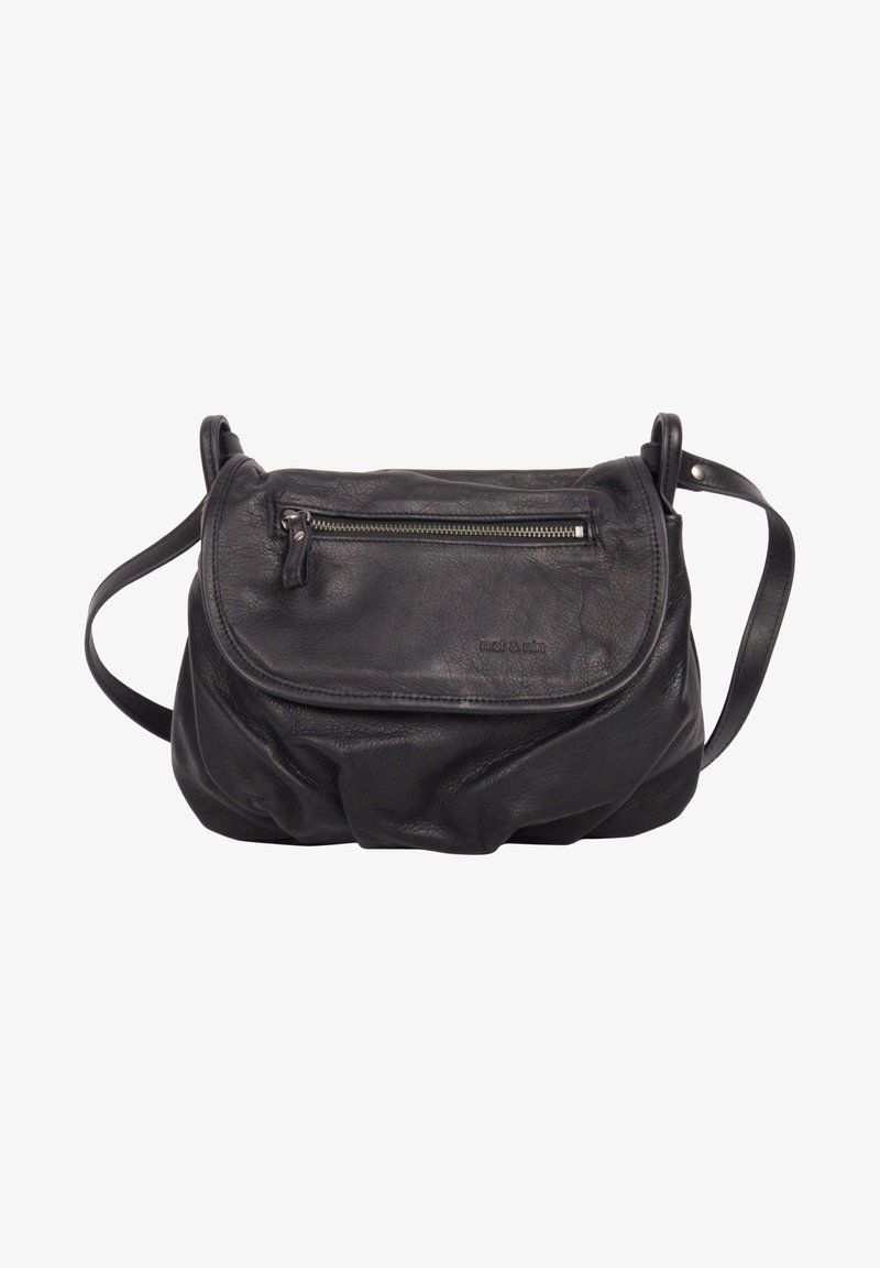 Borsa a tracolla in pelle nera con una texture morbida, tasca frontale con zip e tracolla regolabile. Presenta un design morbido e un branding discreto.