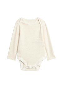 Body de manga larga en color crema con sutiles rayas rosas. Tela suave y elástica con cierres a presión en la parte inferior y un escote redondeado.