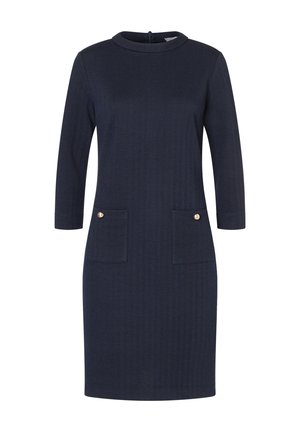 Navy gebreide jurk met een visgraatpatroon, ronde halslijn, driekwart mouwen en twee voorkruiken met knopen in goudkleur.