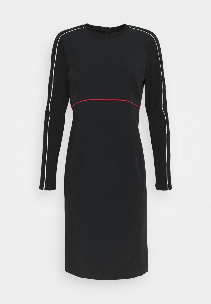 Robe noire à manches longues avec un col rond. Elle présente une bande horizontale rouge à la taille et des rayures verticales bleu contrastant sur les manches.